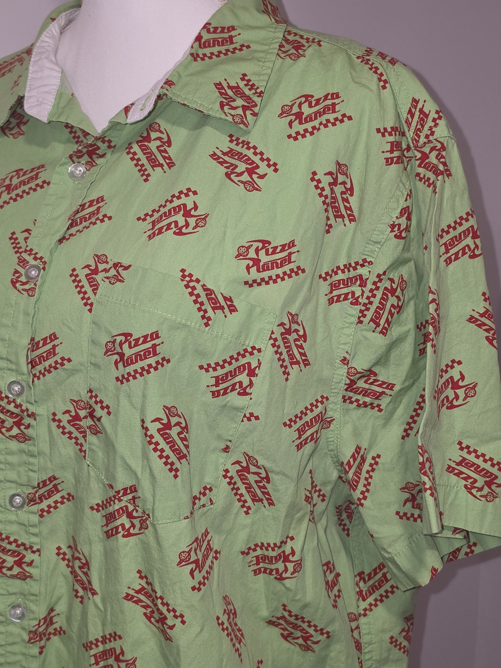 Disney Toy Story Pizza Plant Lime Green Short-Sleeve Button-Up Shirt Men Size XL - Picture 3 of 9